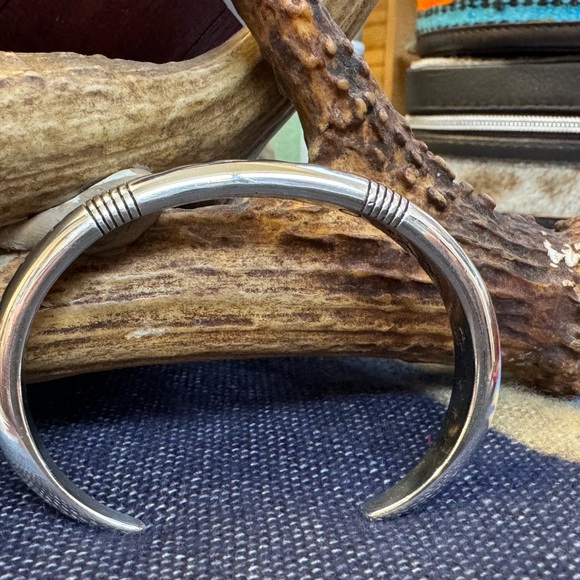 Charles Ortiz Navajo artisan of San Felipe Pueblo.Sterling silver cuff bracelet - Picture 2 of 6